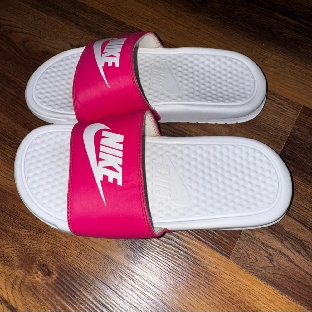 White And Pink Unisex Kids Nike Slides Size 3Y Slip On UK Size 2.5 EUR Size 35